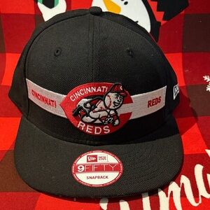 New Era Black and Red Cincinnati Reds Snapback Hat
